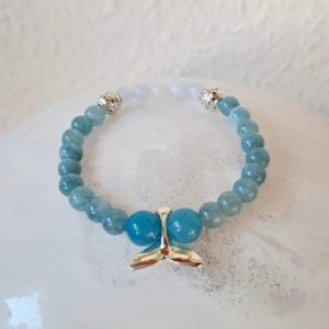 Bracelet de pierres semi-précieuses, calcédoine, aigue marine et quartz bleu (qualité A) - 6 mm avec bijou en argent