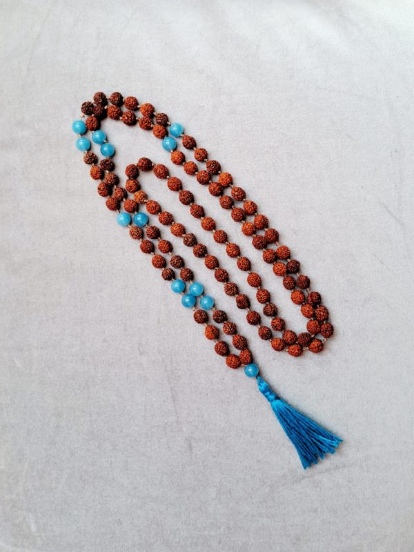 Mala rudraskha et pierres semi-précieuses quartz bleu (8mm, qualité AA)